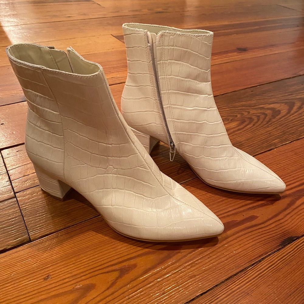 Never worn Dolce Vita Bel ivory crocodile ankle boots size 6.5